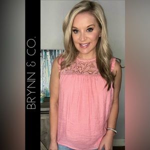 ✨New✨💕Crochet & Lace keyhole back top